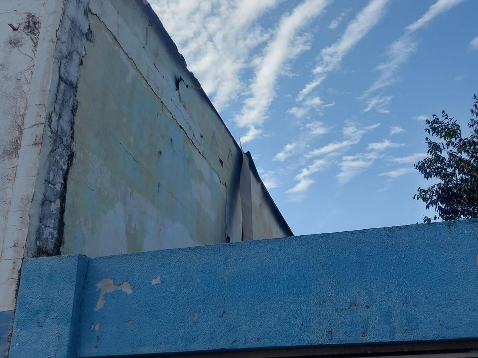 Foto 1 de 10 — Incêndio em antiga autopeças de Araraquara destruiu 1.000 m²; Defesa Civil interditou a área